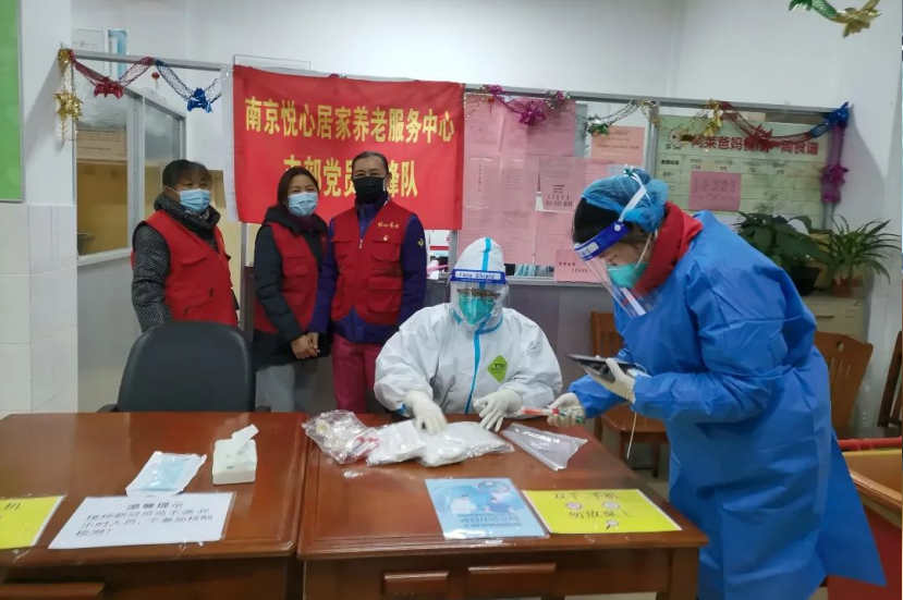 面对严峻复杂的疫情形势，江苏悦心工作人员及志愿者积极支援防疫转运、抗疫服务工作