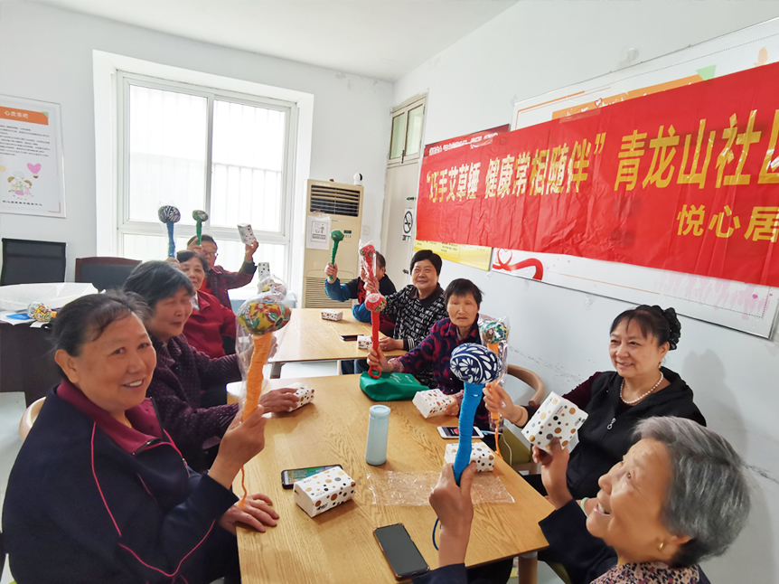 2024年4月23日  青龙山社区携手悦心居家养老服务中心开展“巧手艾草锤 健康常相随”DIY活动